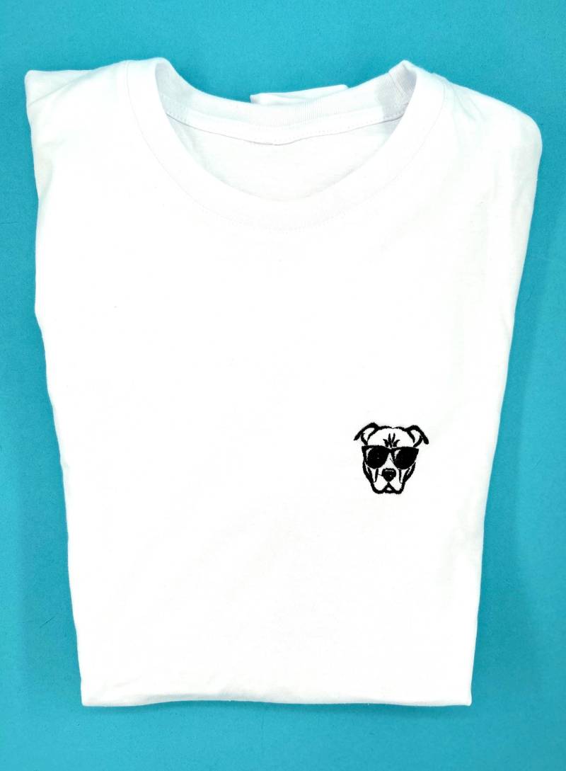 Cooler Hund | Besticktes T-Shirt Unisex Baumwolle Verschiedene Farben Mit Hunde Design von KreativAtelierStick