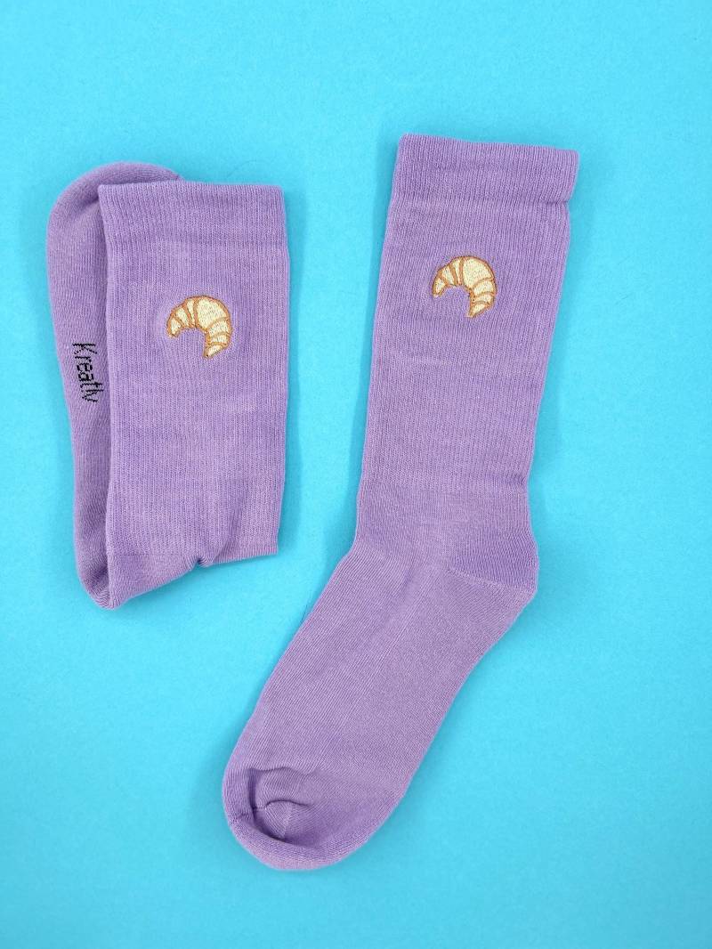 Croissant | Bestickte Socken Tennissocken Mit Design Lila von KreativAtelierStick
