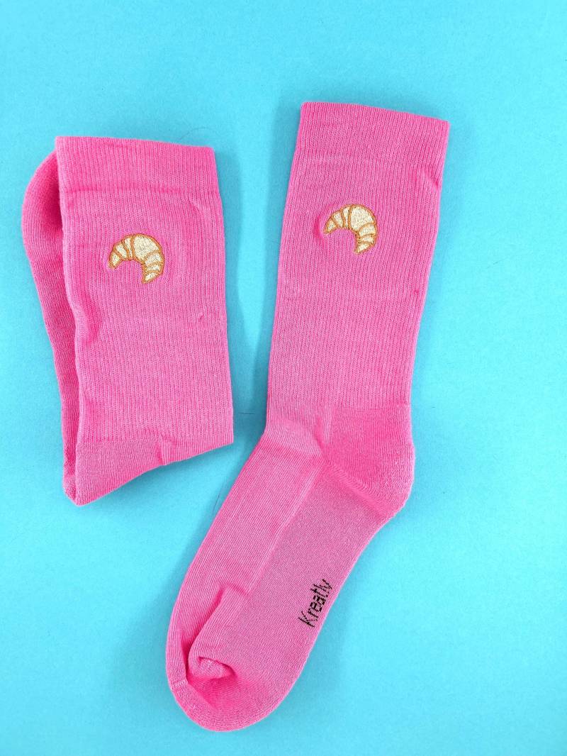 Croissant | Bestickte Socken Tennissocken Mit Design Rosa von KreativAtelierStick