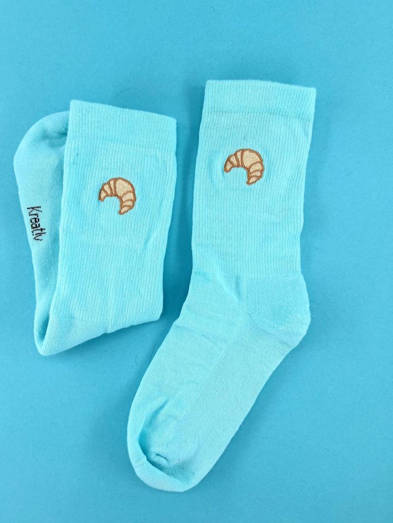 Croissant | Bestickte Socken Tennissocken Mit Design Türkis von KreativAtelierStick