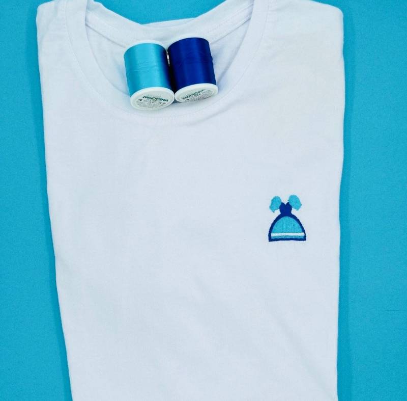 Dirndl | Besticktes T-Shirt Unisex Baumwolle Verschiedene Farben Mit Stick von KreativAtelierStick