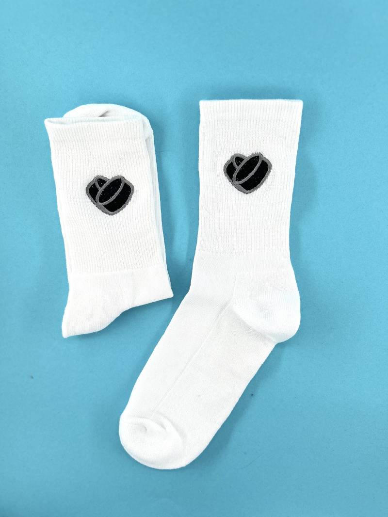 Eishockey Puck | Bestickte Socken Tennissocken Weiß von KreativAtelierStick