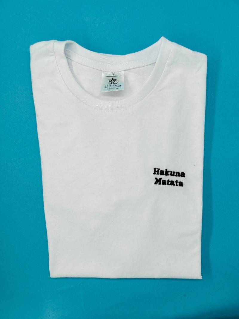 Hakuna Matata | Besticktes T-Shirt Unisex Baumwolle Verschiedene Farben Mit Spruch von KreativAtelierStick
