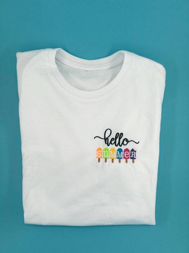 Hello Summer | Besticktes T-Shirt Unisex Baumwolle Verschiedene Farben Mit „Summer" Design von KreativAtelierStick