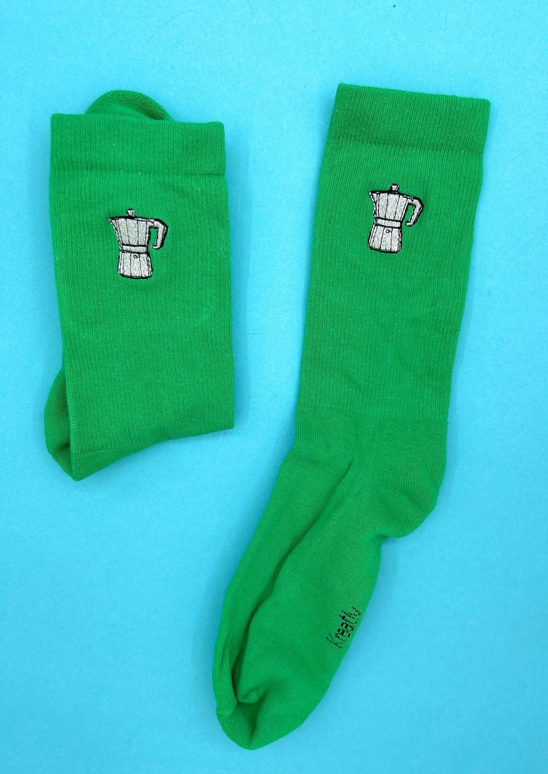 Kaffeekanne | Bestickte Socken Tennissocken Mit Kaffeekannen Design Grün von KreativAtelierStick