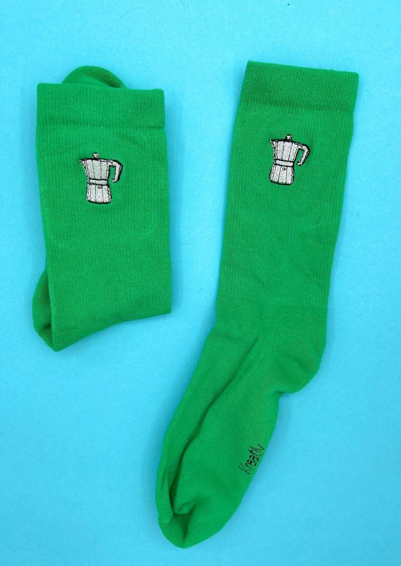 Kaffeekanne | Bestickte Socken Tennissocken Mit Kaffeekannen Design Grün von KreativAtelierStick