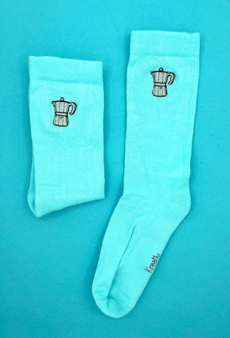 Kaffeekanne | Bestickte Socken Tennissocken Mit Kaffeekannen Design Türkis von KreativAtelierStick
