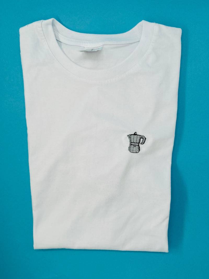 Kaffeekanne | Besticktes T-Shirt Unisex Baumwolle Verschiedene Farben Und Kaffeekannen Design von KreativAtelierStick