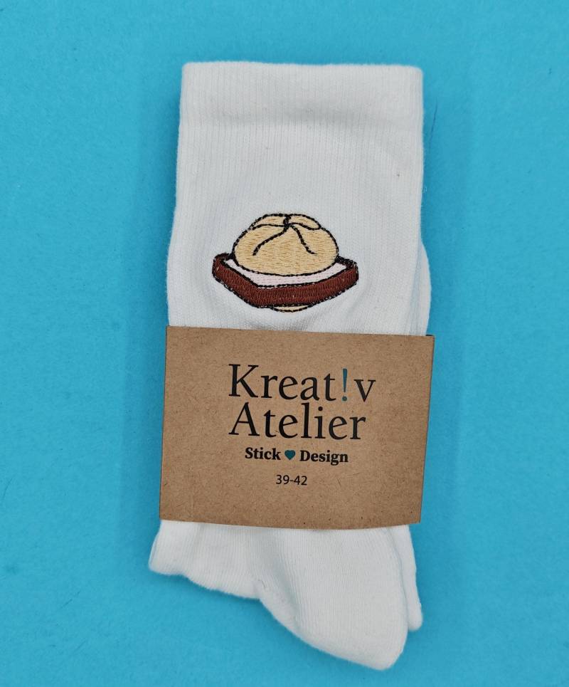 Leberkas | Bestickte Socken Tennissocken Weiß Mit Design von KreativAtelierStick