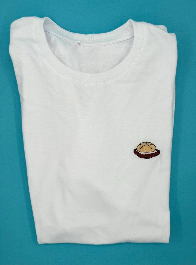Leberkas | Besticktes T-Shirt Unisex Baumwolle Verschiedene Farben Mit Design von KreativAtelierStick