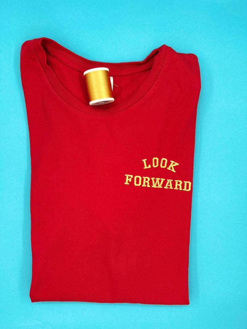 Look Forward Not Backwards | Besticktes T-Shirt Unisex Baumwolle Verschiedene Farben Spruch von KreativAtelierStick