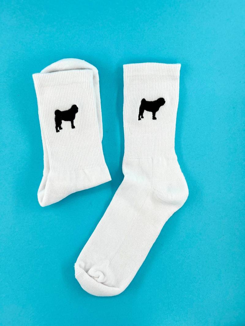 Mops | Bestickte Socken Tennissocken Weiß Mit Hunde - Design von KreativAtelierStick