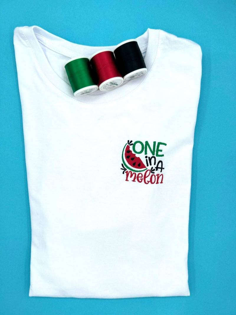 One in A Melon | Besticktes T-Shirt Unisex Baumwolle Verschiedene Farben Melone von KreativAtelierStick