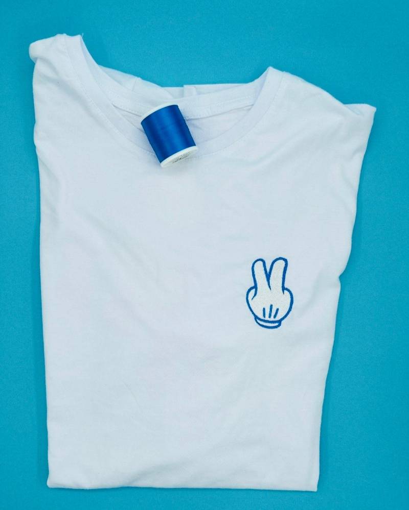 Peace | Besticktes T-Shirt Unisex Baumwolle Verschiedene Farben Mit Stick von KreativAtelierStick