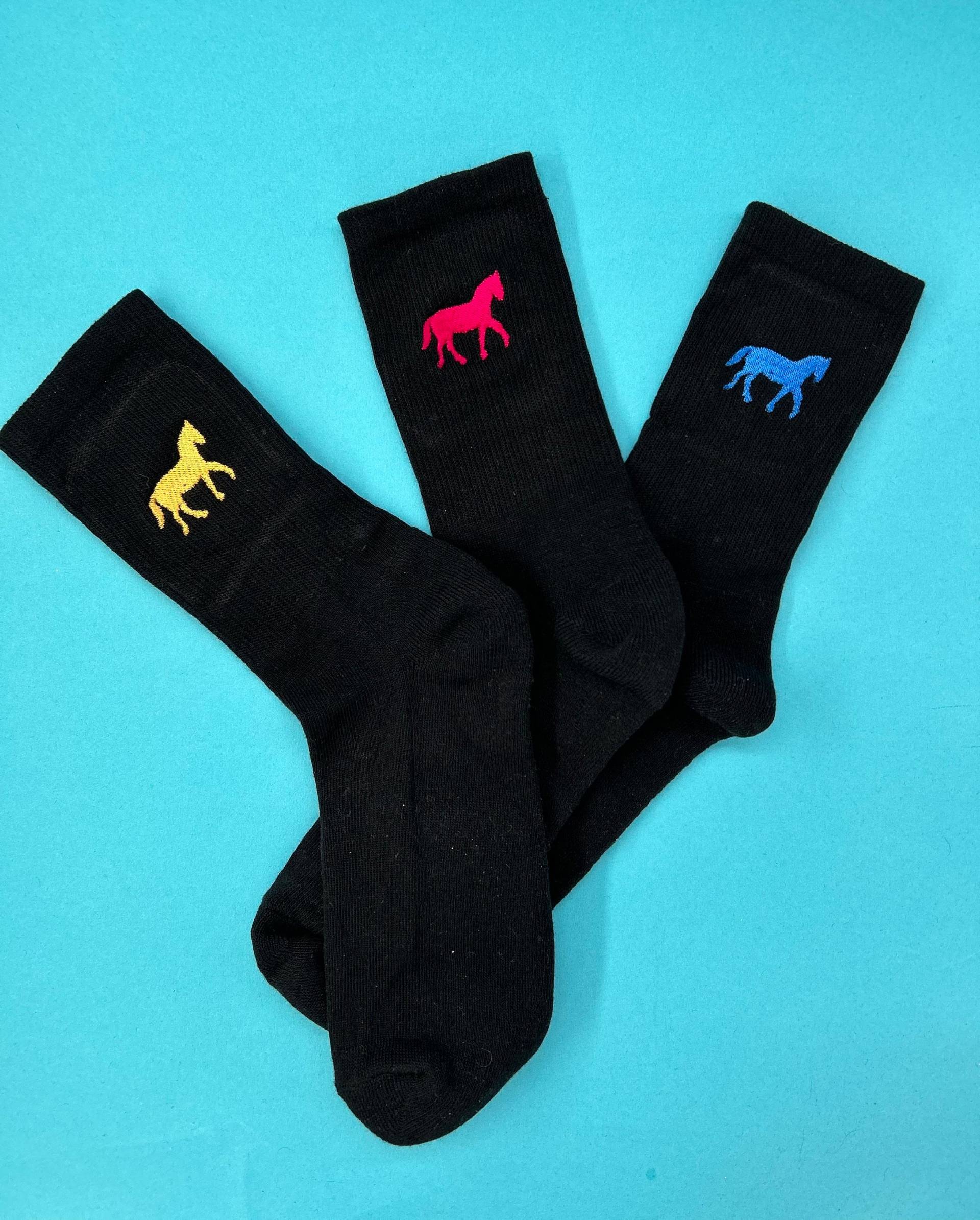 Pferde Set | Bestickte Socken Tennissocken Schwarz Baumwolle Sockenset Mit Pferdedesign Pferde Set | Bestickte Socken Tennissocken Schwarz Baumwolle Sockenset Mit Pferdedesign von KreativAtelierStick