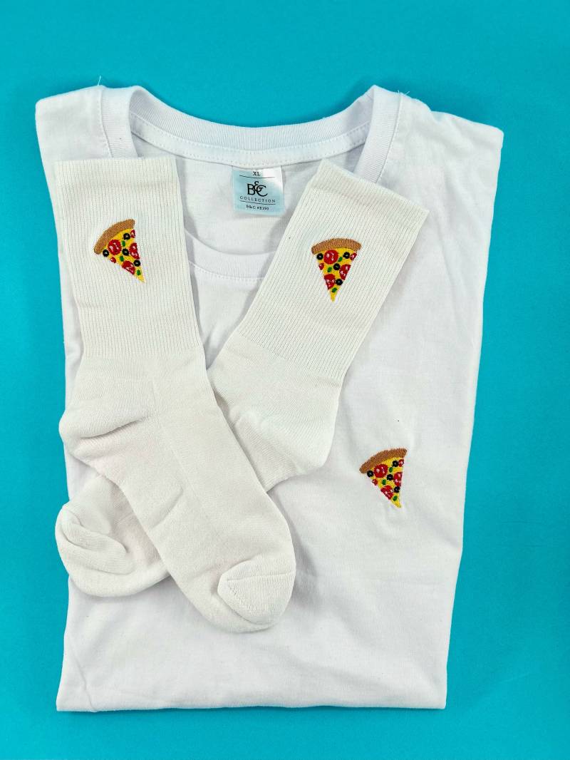 Pizza-Set | Besticktes T-Shirt Pizza Socken Set Stick Baumwolle Unisex von KreativAtelierStick