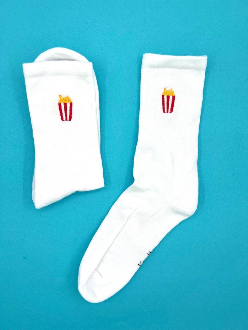 Popcorn | Bestickte Socken Tennissocken Weiß Mit Design von KreativAtelierStick