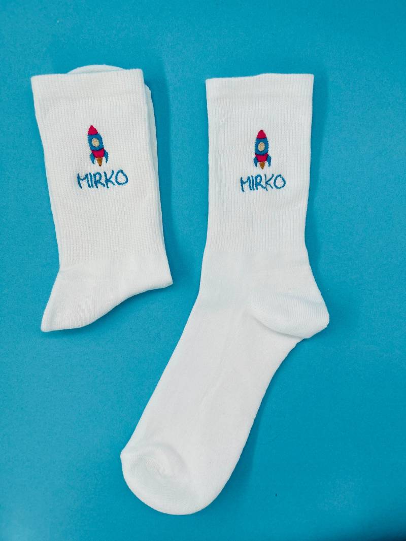 Rakete | Bestickte Socken Tennissocken Weiß Baumwolle Mit Raketen Design von KreativAtelierStick