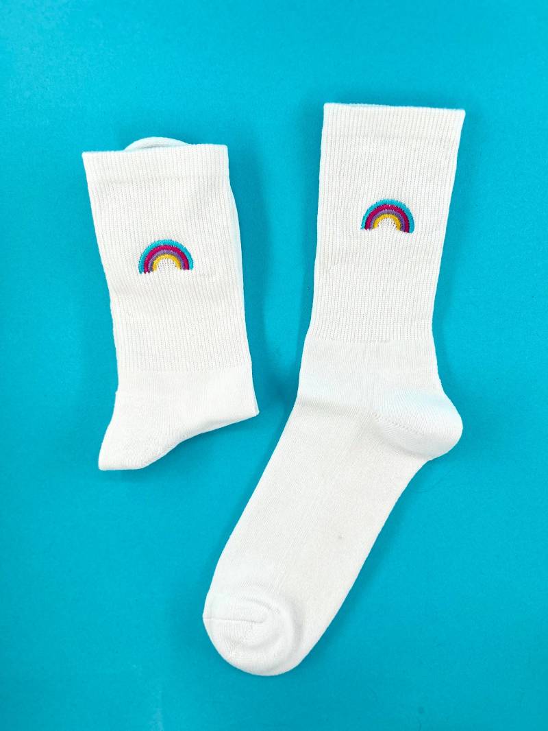 Regenbogen | Bestickte Socken Tennissocken Weiß Baumwolle von KreativAtelierStick