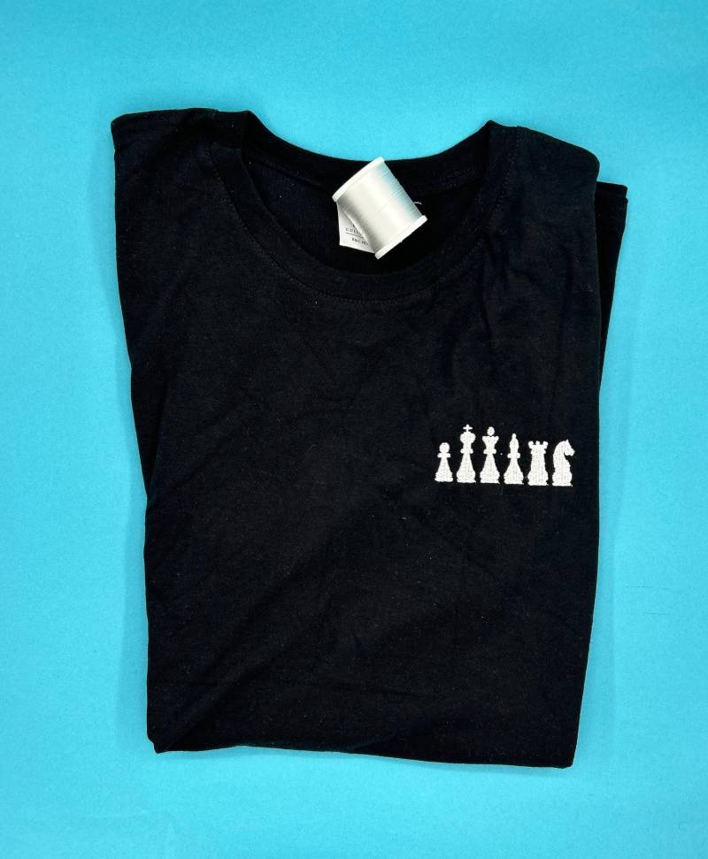 Schachfiguren | Besticktes T-Shirt Unisex Baumwolle Verschiedene Farben Schach Figuren von KreativAtelierStick