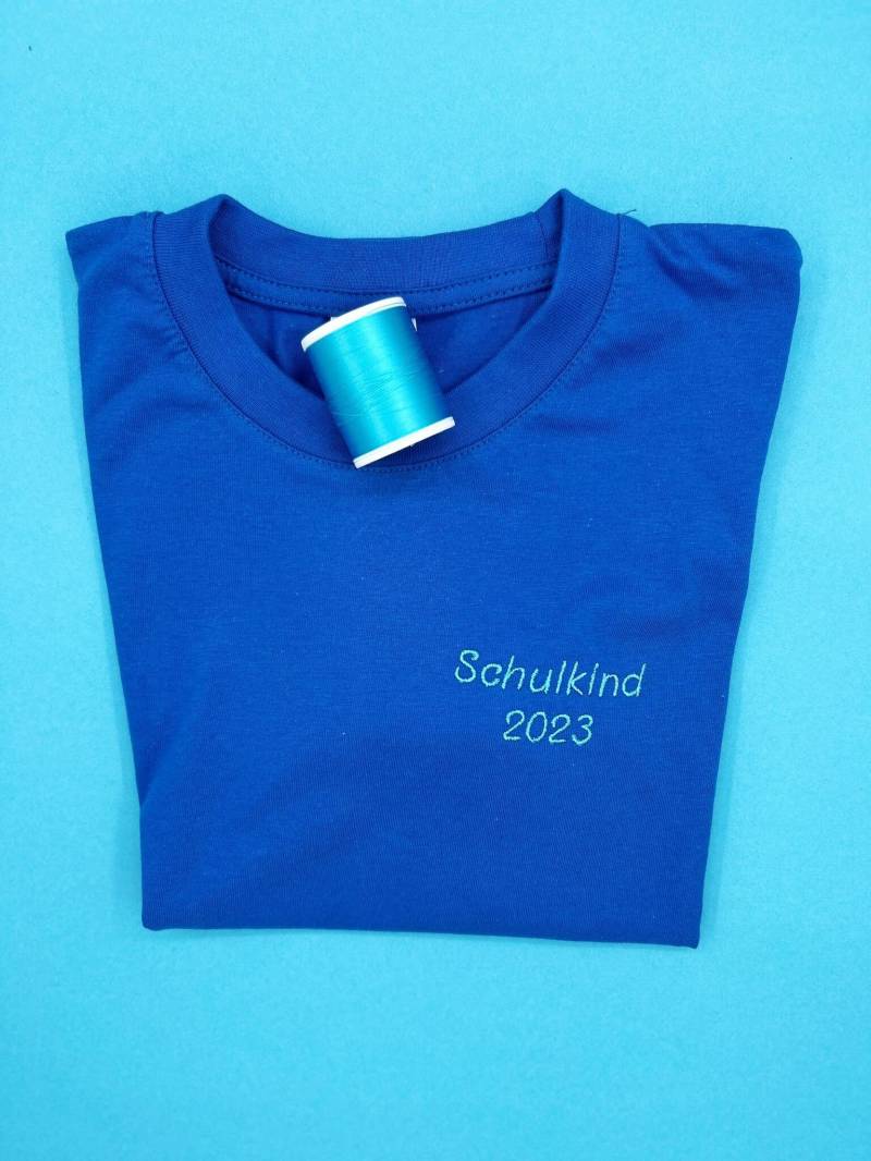 Schulkind 2023 | Besticktes T-Shirt Unisex Baumwolle Verschiedene Farben Schriftzug Schule Einschulung Kinder von KreativAtelierStick