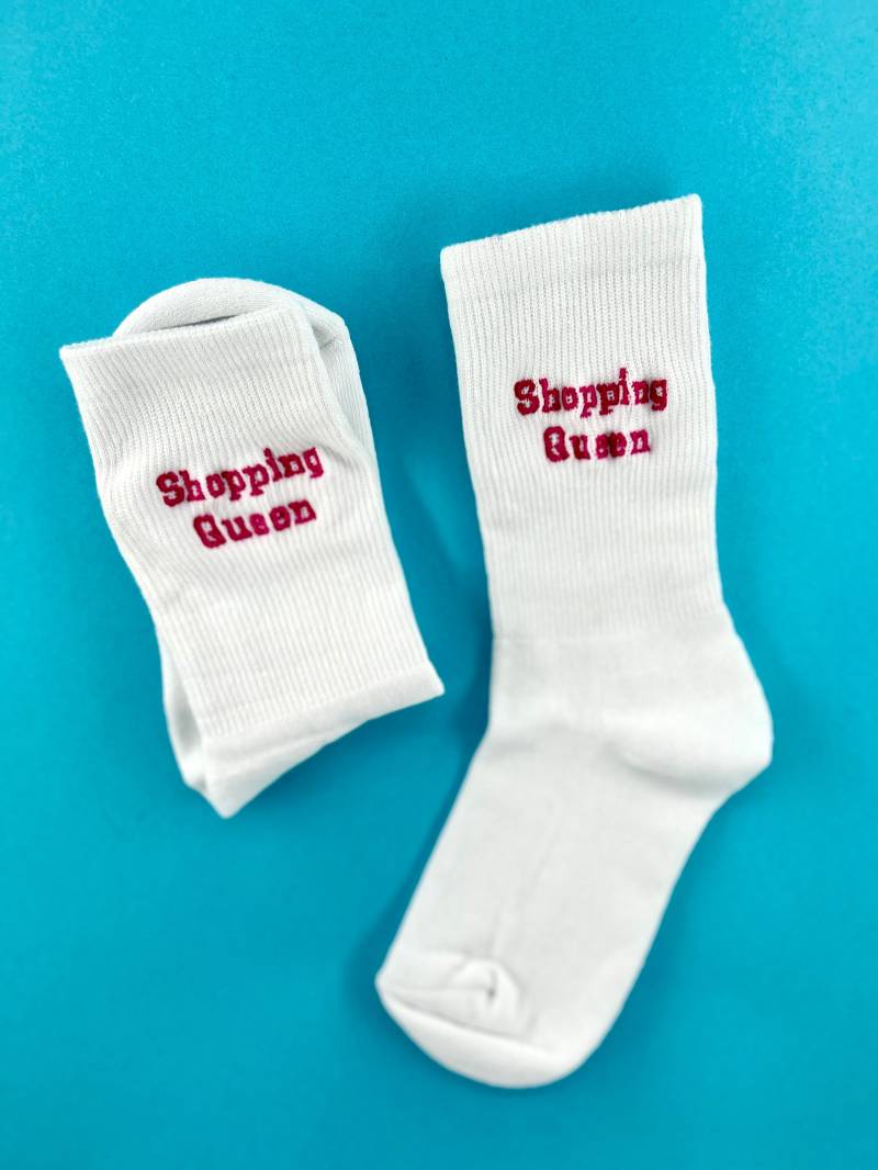 Shopping Queen | Bestickte Socken Tennissocken Weiß Mit Spruch von KreativAtelierStick