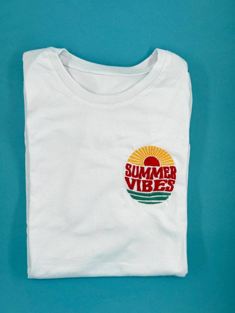 Summer Vibes | Besticktes T-Shirt Unisex Baumwolle Verschiedene Farben Mit „Summer Vibes" Design von KreativAtelierStick