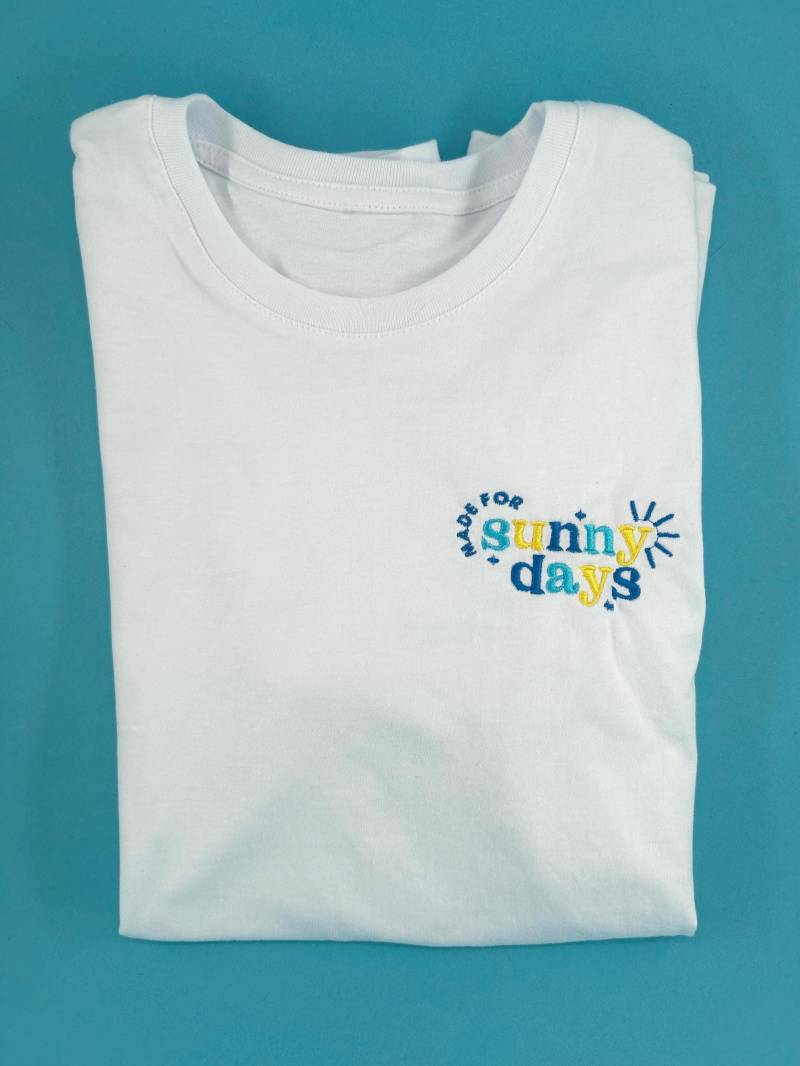 Sunny Days | Besticktes T-Shirt Unisex Baumwolle Verschiedene Farben Mit Sommer Design von KreativAtelierStick