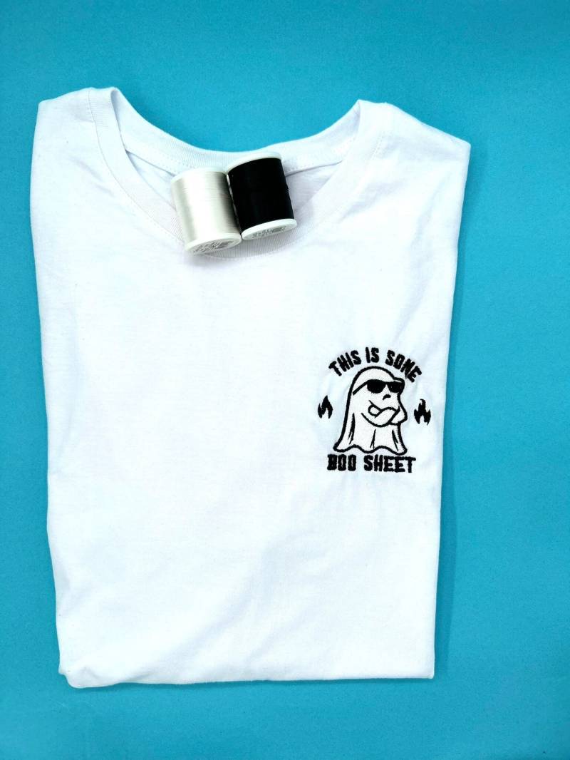 This Is Some Boo Sheet | Besticktes T-Shirt Unisex Baumwolle Verschiedene Farben Schriftzug Halloween von KreativAtelierStick