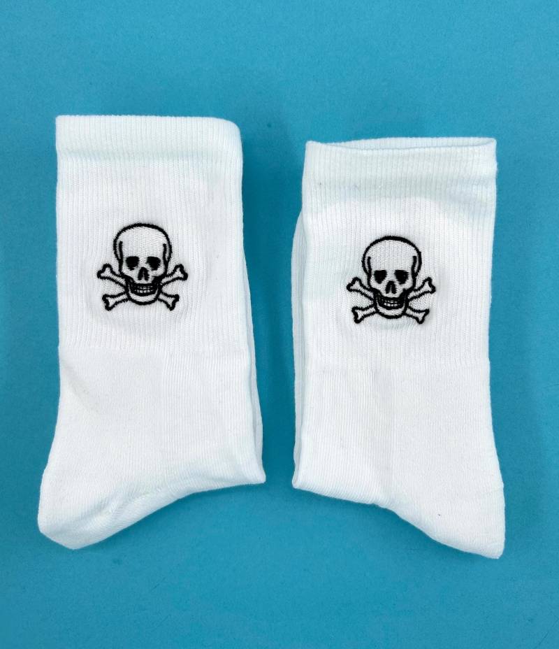 Totenkopf | Bestickte Socken Tennissocken Mit Design von KreativAtelierStick