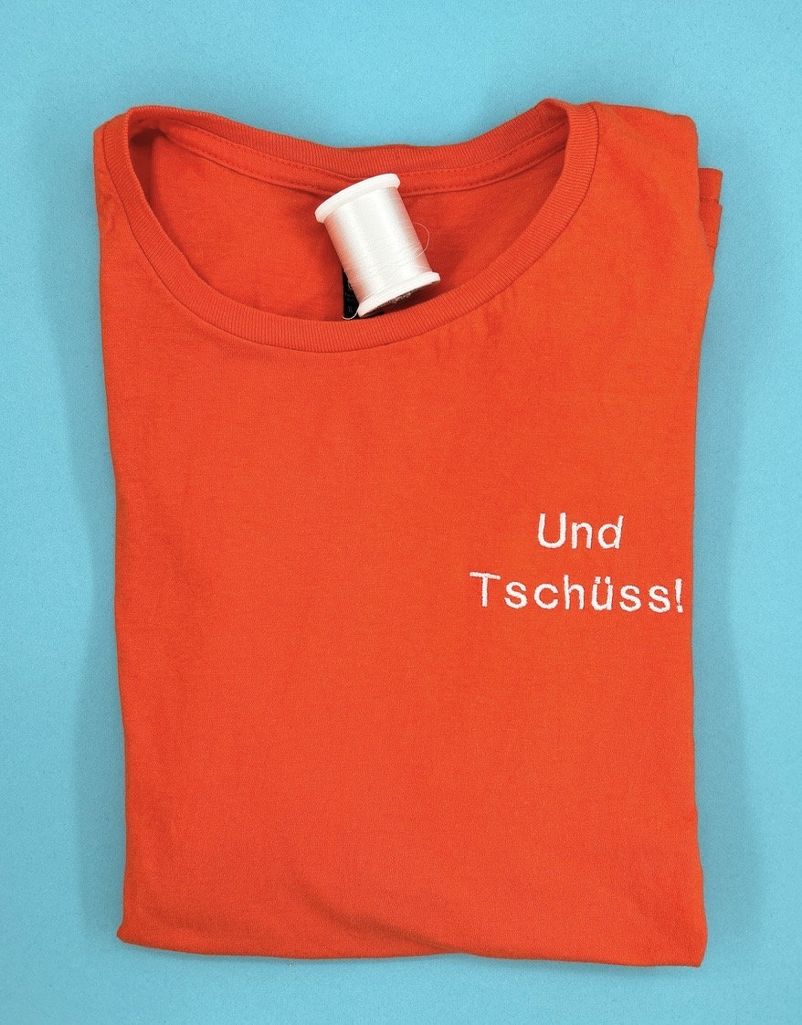 Und Tschüss | Besticktes T-Shirt Unisex Baumwolle Verschiedene Farben von KreativAtelierStick