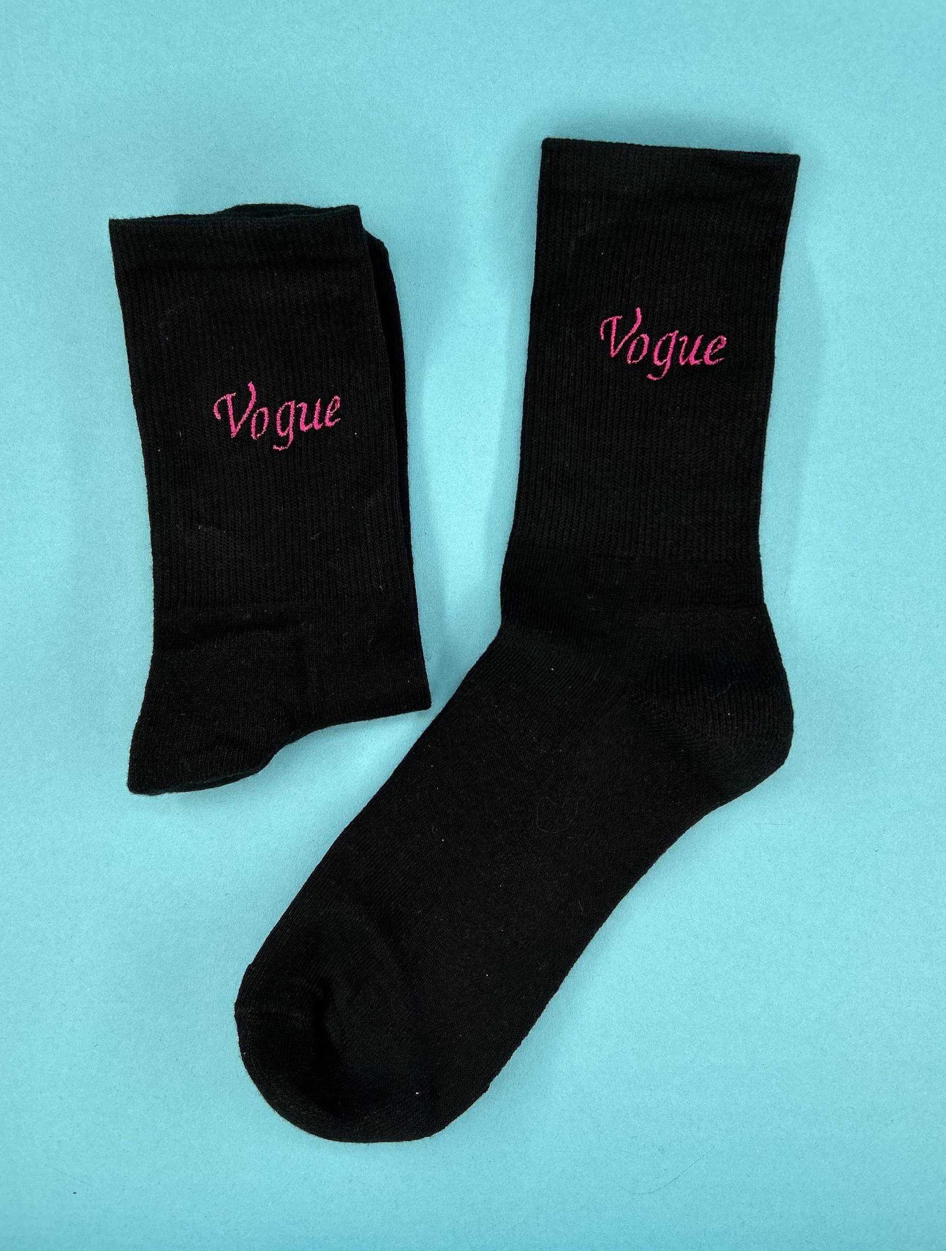 Vogue | Bestickte Socken Tennissocken Schwarz Baumwolle Mit Gesticktem Statement von KreativAtelierStick