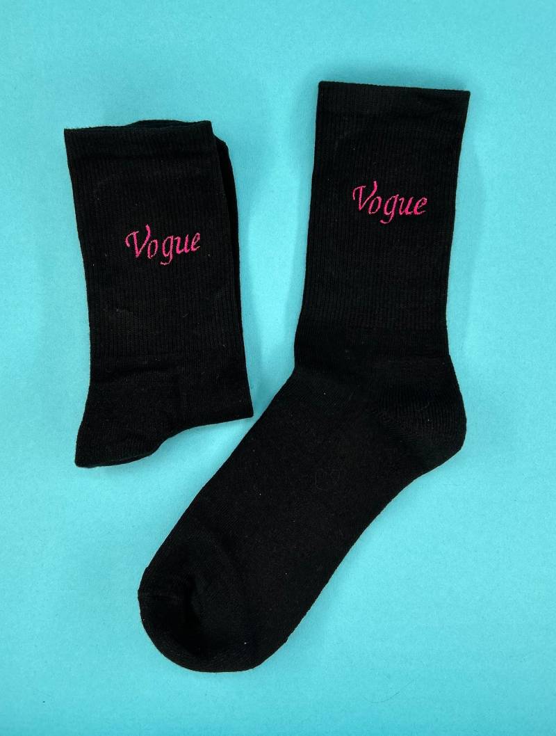 Vogue | Bestickte Socken Tennissocken Schwarz Baumwolle Mit Gesticktem Statement von KreativAtelierStick