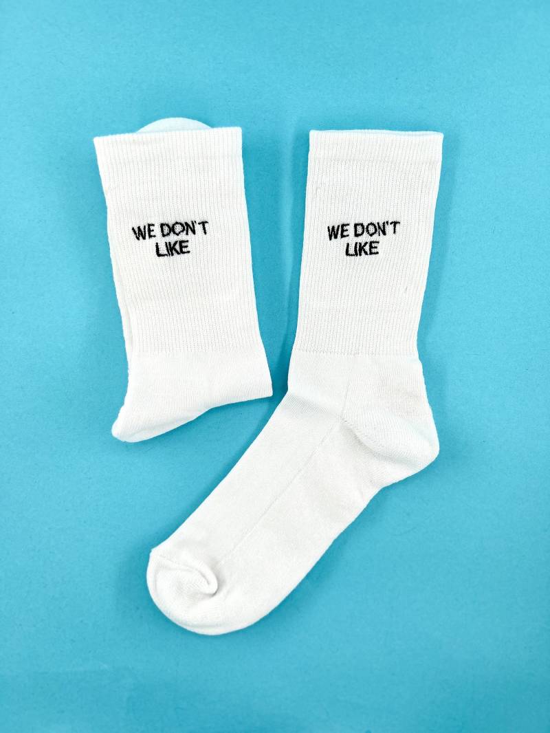 We Don't Like | Bestickte Socken Tennissocken Weiß Mit Spruch von KreativAtelierStick