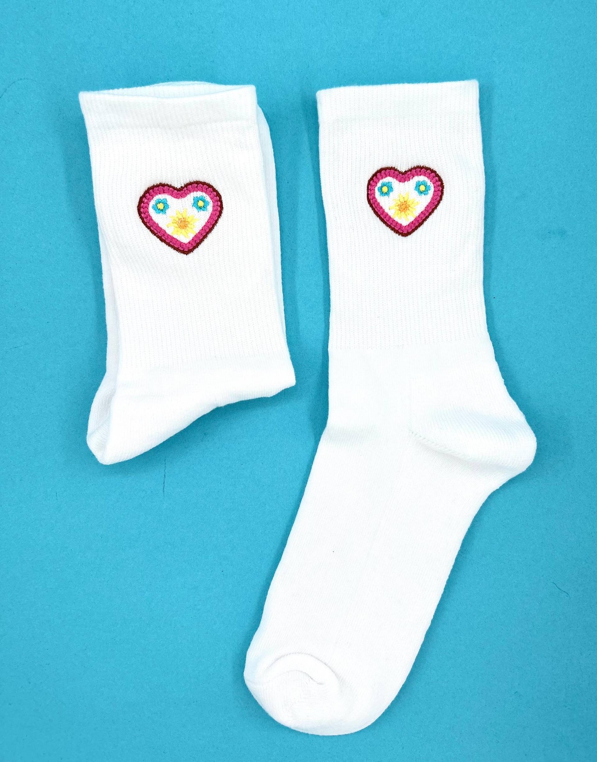 Wiesn Herz | Bestickte Socken Tennissocken Weiß Mit Besticktem Lebkuchenherz von KreativAtelierStick