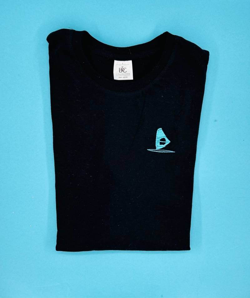 Windsurfer | Besticktes T-Shirt Unisex Baumwolle Verschiedene Farben Mit Design von KreativAtelierStick