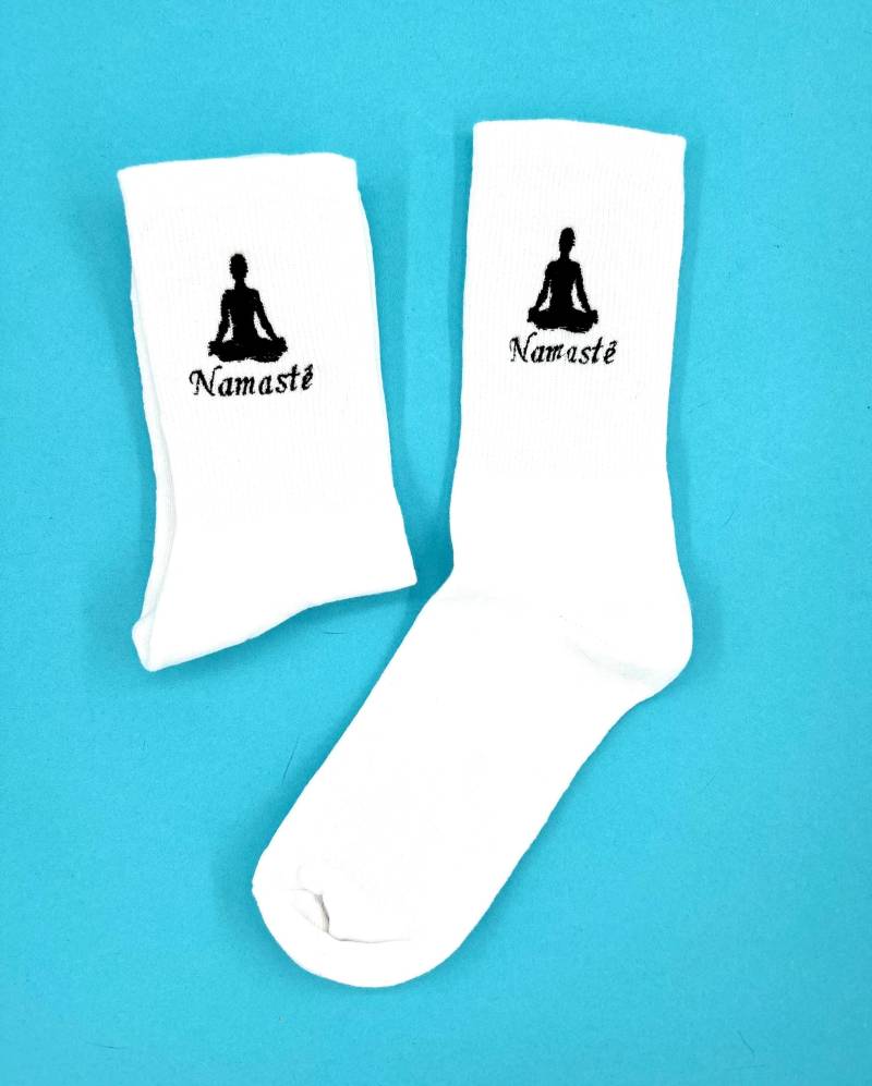 Yoga | Bestickte Socken Tennissocken Weiß Mit Design von KreativAtelierStick
