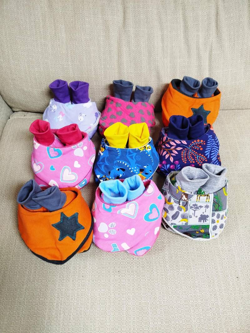 Schühchen Baby Jersey Baumwolle Babygeschenke Taufe Babys First Schuhe Unisex von KreativBlauGelb