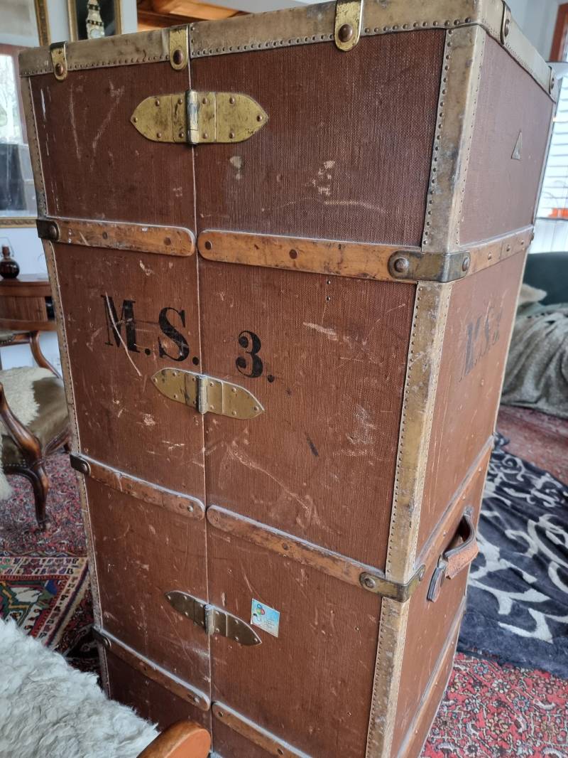 Antiker Schrankkoffer , Schwerer Mit Transportrollen von KreativDHuber
