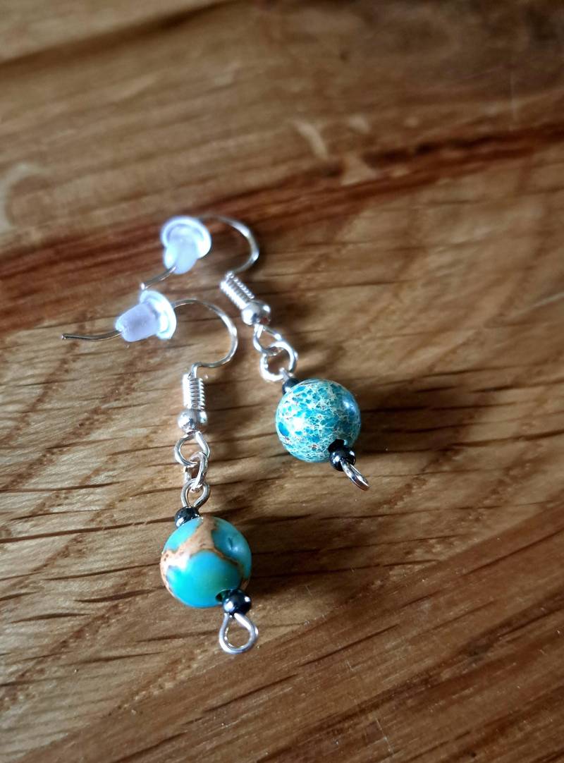 Ein Paar Filigrane Ohrringe Als Hängerchen - Ohrschmuck Earring Arrangement Aus Blauen Jaspis Edelstein Halbedelstein in Silberner Umrahmung von KreativDreads