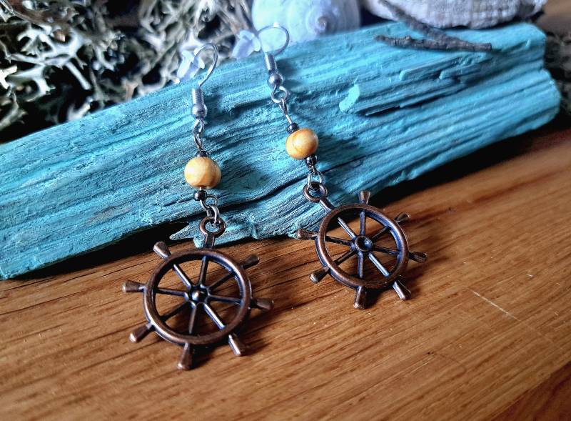 Ein Paar Filigrane Ohrringe Als Hängerchen - Ohrschmuck Earrings Arrangement Aus Geölten Echtholzperlen Und Maritimen Flair Steuerrad von KreativDreads