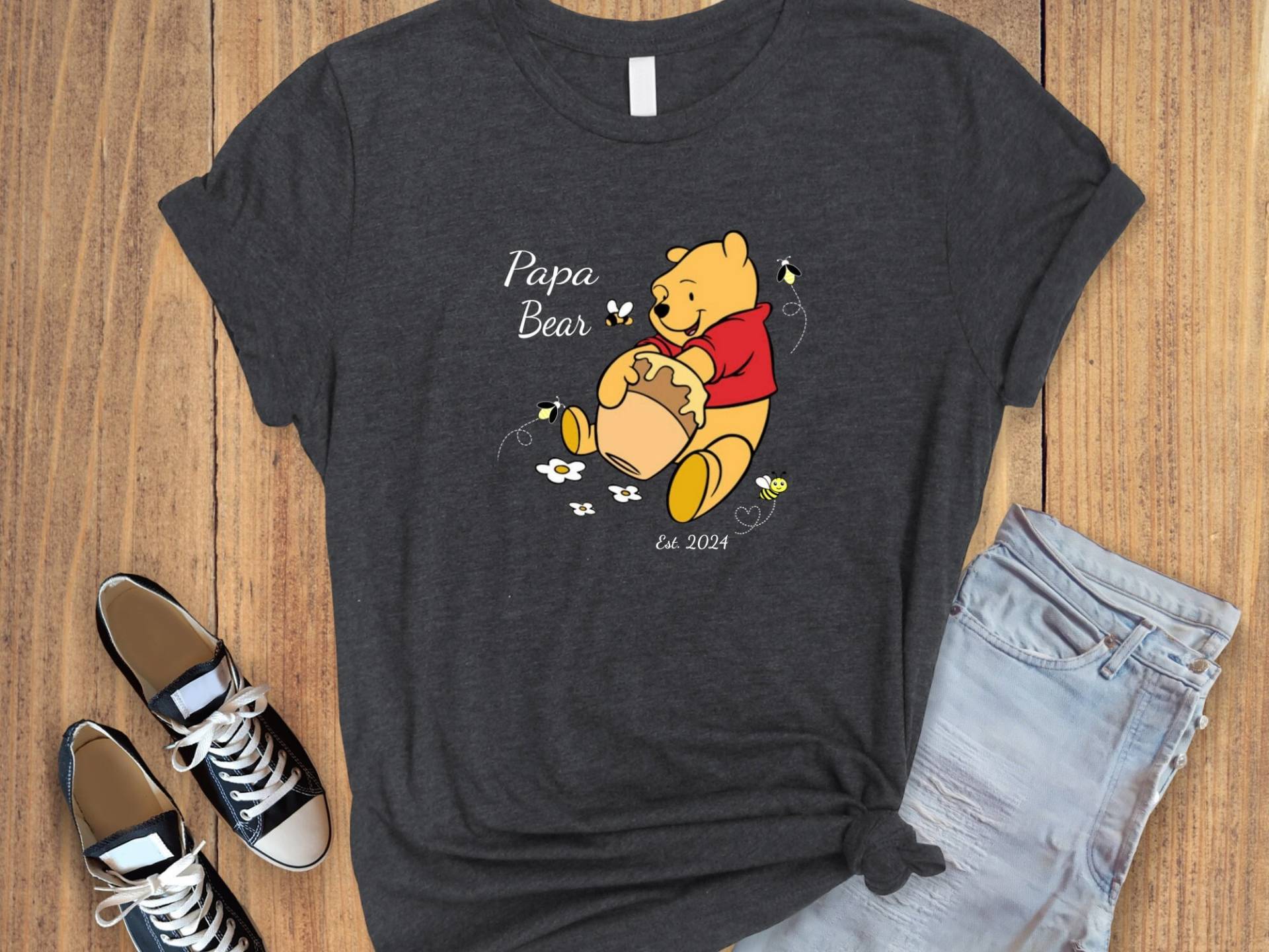 Benutzerdefinierte Papa Bär Est 2025 Shirt, Vatertag Geschenkidee, Pooh Papa, Lustiges Neuer Geschenk, Geschenk Für Daddy Ihn Benutzerdefinierte Papa Bär Est 2025 Shirt, Vatertag Geschenkidee, Pooh Papa, Lustiges Neuer Geschenk, Geschenk Für Daddy Ihn von KreativIdeenBazaar