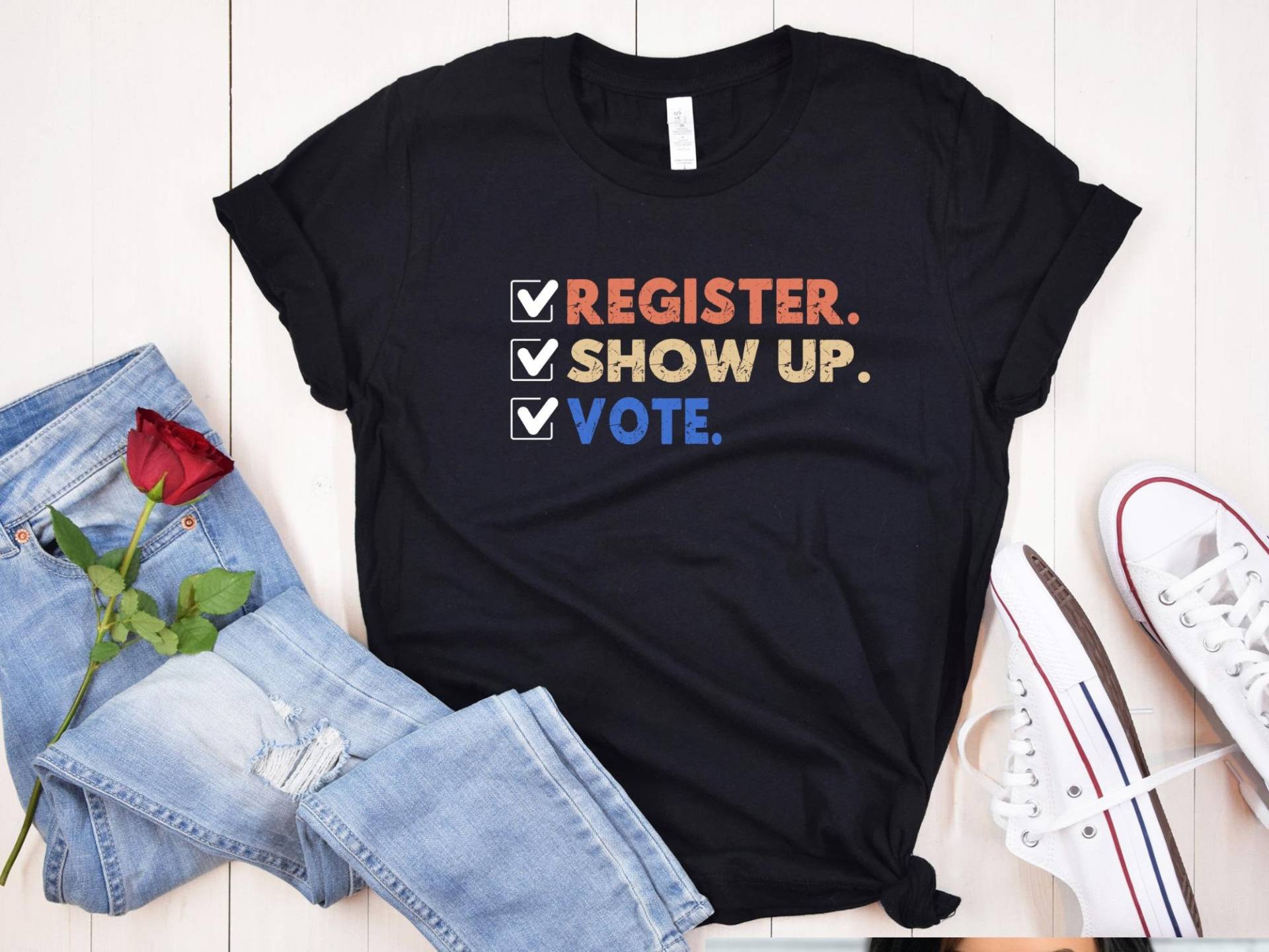 Register Show Up Vote Shirt Wahl-T-Shirt von KreativIdeenBazaar