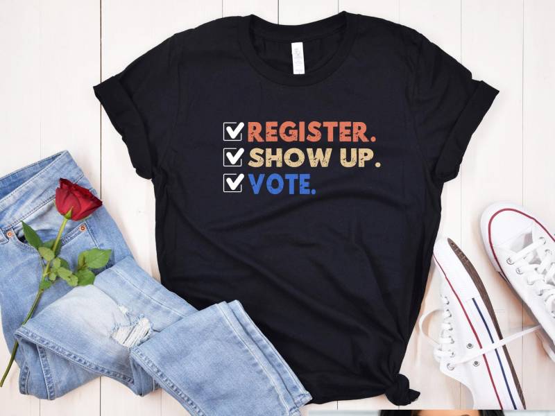 Register Show Up Vote Shirt Wahl-T-Shirt von KreativIdeenBazaar