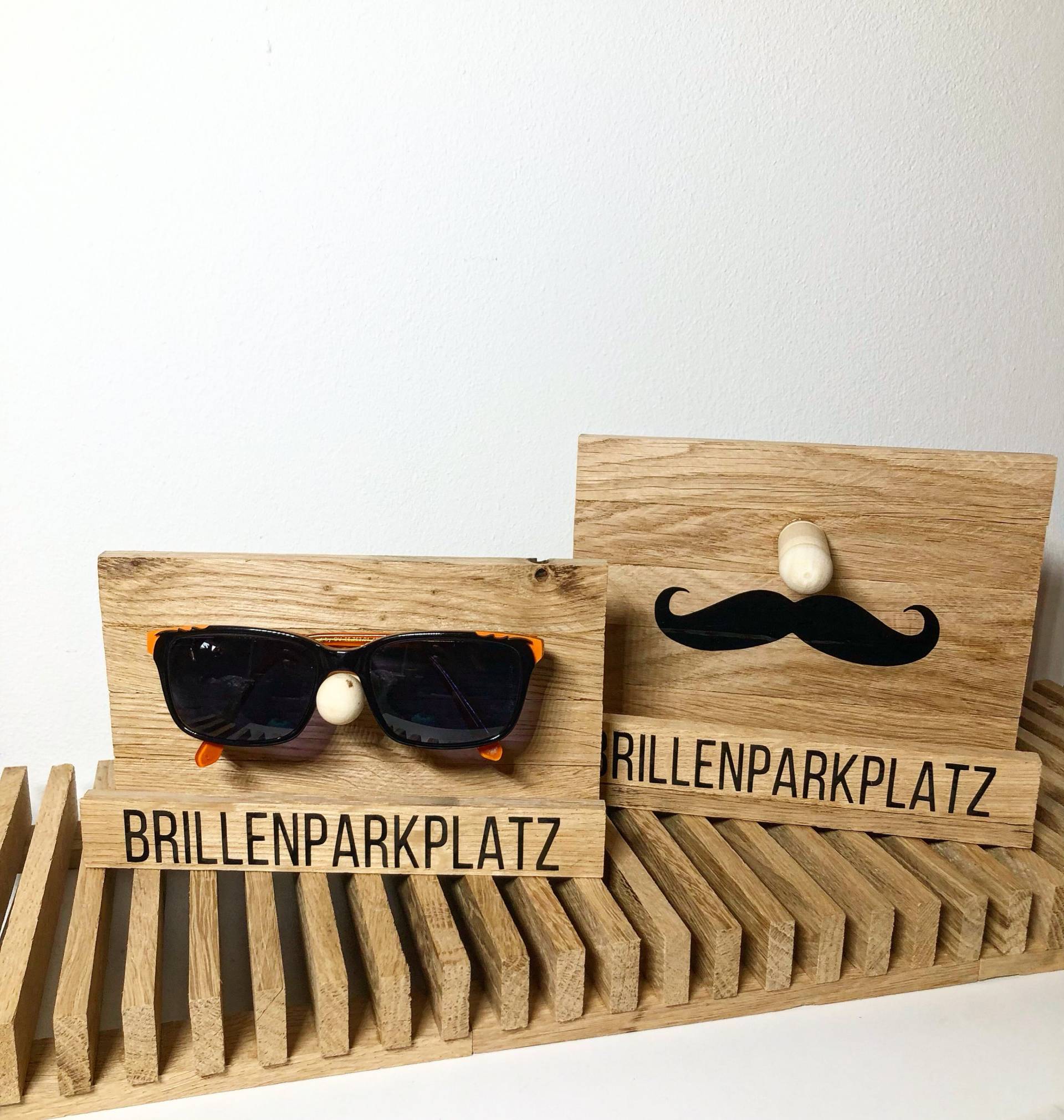 Brillenhalter Brille Brillenparkplatz Holz Ordnung Krone Bart Kinder Erwachsene Geschenk Brillenträger Mitbringsel Geburtstag Beplottet Viny Brillenhalter Brille Brillenparkplatz Holz Ordnung Krone Bart Kinder Erwachsene Geschenk Brillenträger Mitbringsel Geburtstag Beplottet Viny von KreativKorner