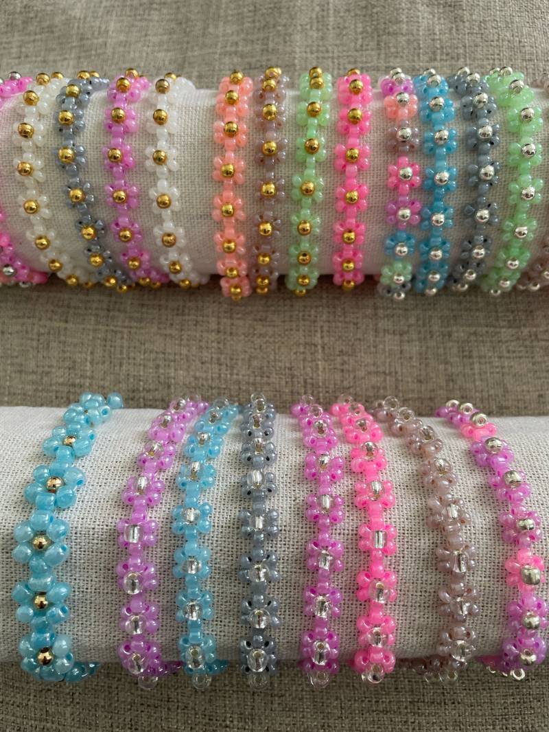Perlenarmband -Blumen Perlenarmband -Blumen von KreativSchmuckShop