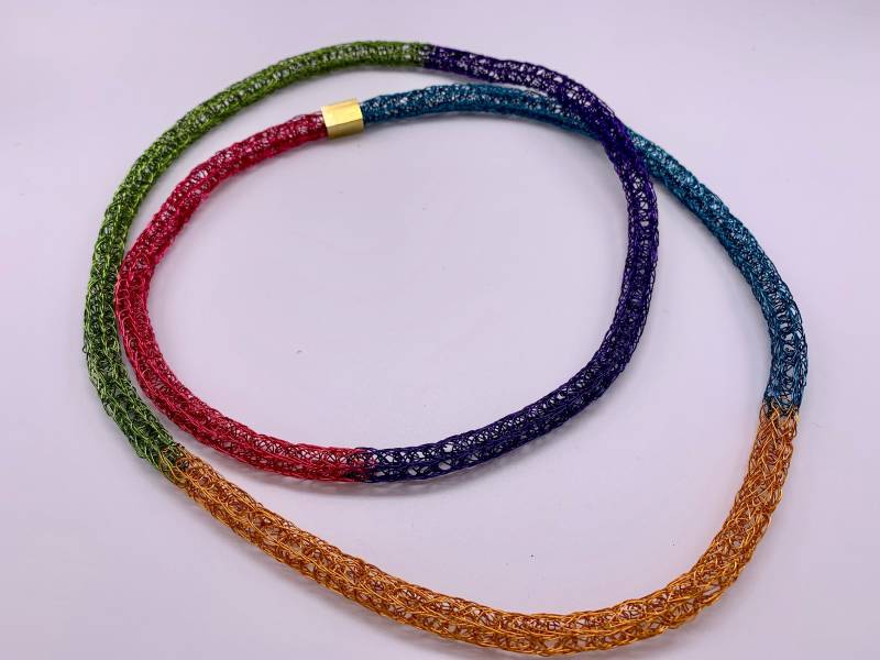 Bunte Gestrickte Draht-Kette Bunte Gestrickte Draht-Kette von KreativUndAnders