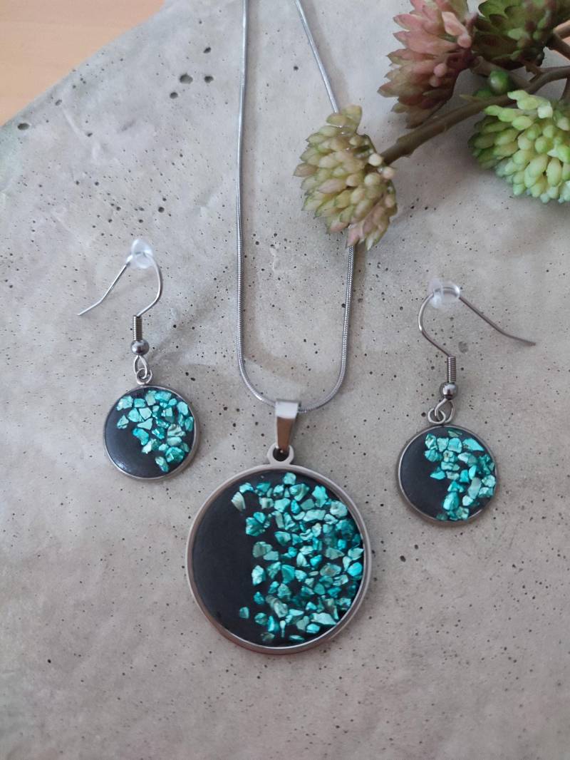 Edelstahl Schmuck Set Kettenanhänger Und Ohrringe Kette Beton Anhänger Mit Glitzer | Ozean-Blau Edelstahl Schmuck Set Kettenanhänger Und Ohrringe Kette Beton Anhänger Mit Glitzer | Ozean-Blau von KreativUndEdel