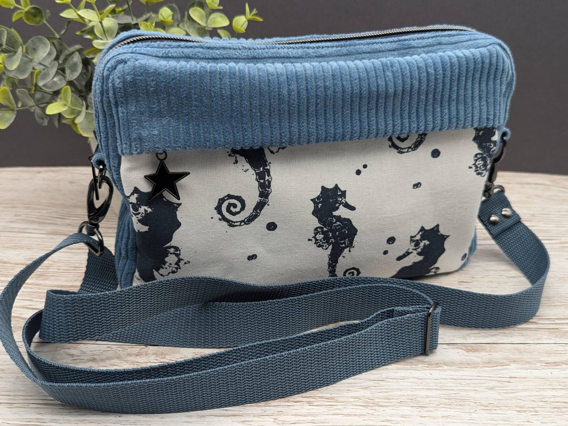 Umhängetasche Aus Blauem Cord Und Baumwollstoff Mit Vielen Taschen Verstellbarem Gurt | Crossbody Tasche von KreativWerkerei