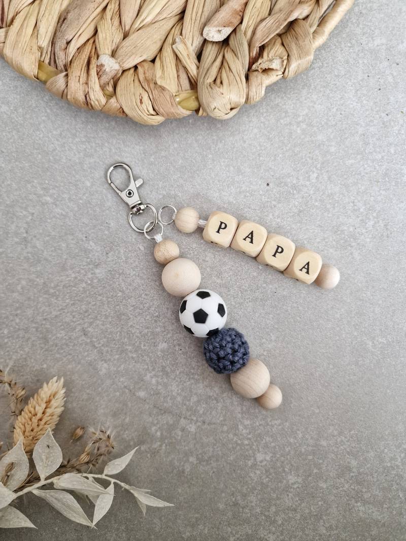 Fußball Schlüsselanhänger | Personalisiert Mit Name Papa Freund Kumpel Geschenk Verein Gehäkelt Vatertag Kinder Ball von KreativWolleShop